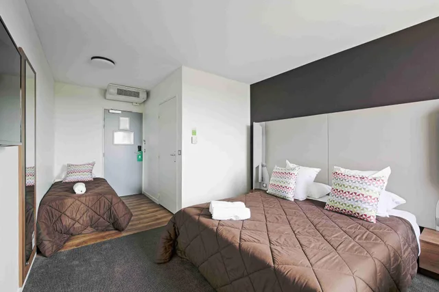 Next Generation, 3 Beds، Hotel Restaurant Campanile Roissy Le Mesnil-Amelot 2/9