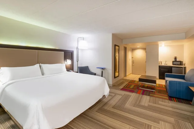 غرفة بسرير كينج بحوض جاكوزي، Holiday Inn Express Philadelphia Ne - Bensalem 3/7
