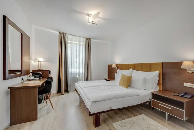 جناح بسرير كوين، Antares Hotel 3/10