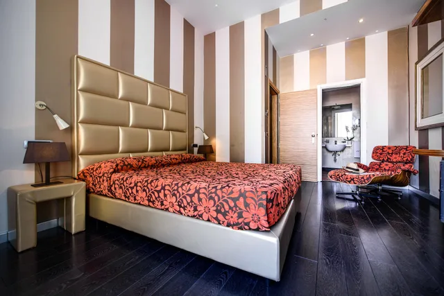 غرفة كلاسيكية بسريرين منفصلين بإطلالة جزئية على البحر، Palazzo Ferraioli 3/8