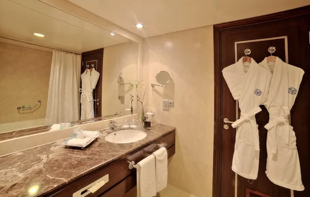 Studio, King Bed, Sea Front, Balcony، Raouche Arjaan By Rotana Beirut 2/2