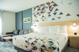 غرفة، La Quinta Inn & Suite by Wyndham Lake City 2/2