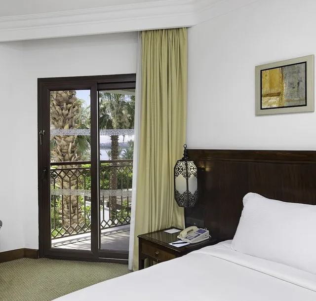 Guest Room, Twin Beds, Partial River View، Hilton Luxor Resort and Spa 12/14