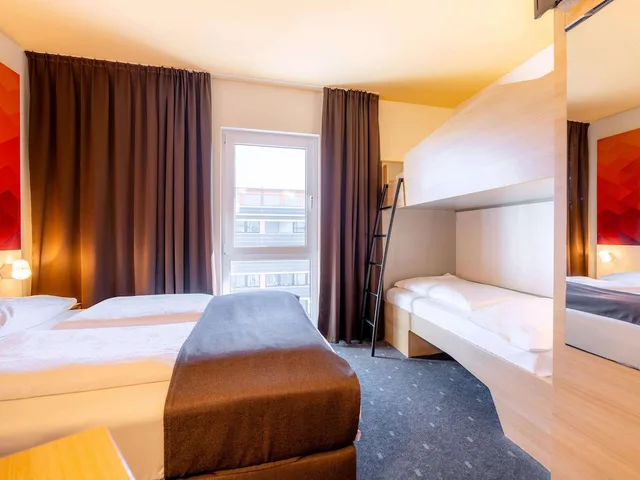 غرفة رباعية بسرير كوين وسرير بطابقين، B&B Hotel Stuttgart-Bad Cannstatt 2/3
