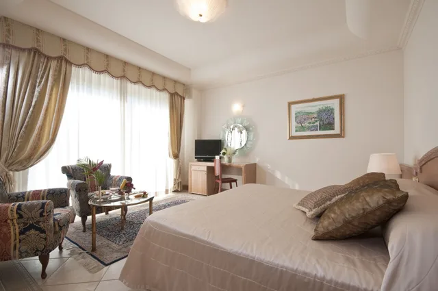 غرفة ديلوكس ثلاثية بثلاثة أسرّة، Grand Hotel Gallia 1/5