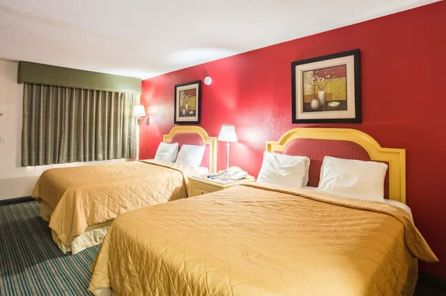 غرفة قياسية بسريرين مزدوجين للمدخنين، Rodeway Inn Hazlehurst, MS 1/2