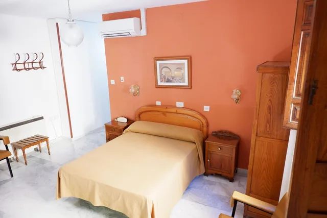 غرفة قياسية ثلاثية بثلاثة أسرّة، Central Hotel 1/2