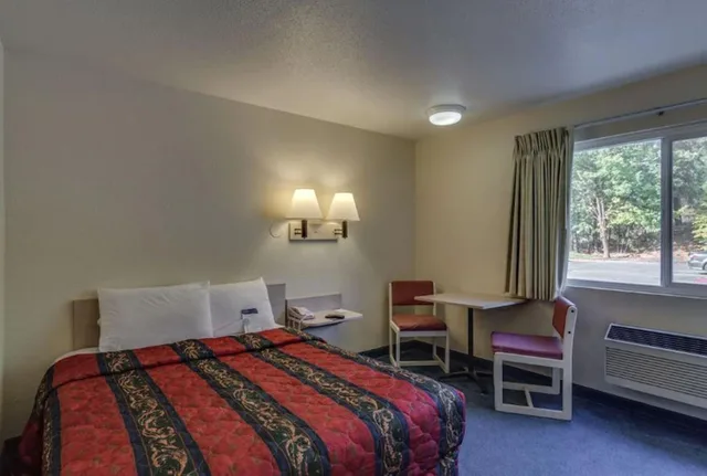 غرفة ديلوكس بسرير كوين للمدخنين، Motel6 Spokane, WA - West 1/10