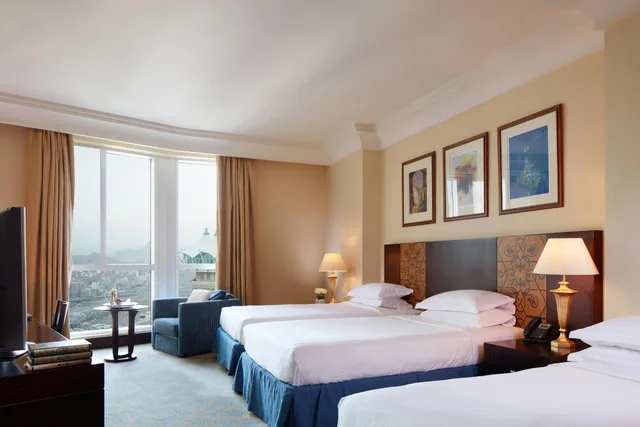 غرفة كلاسيكية ثلاثية بثلاثة أسرّة بإطلالة على المدينة، زمزم بولمان مكة(Pullman ZamZam Makkah) 1/8