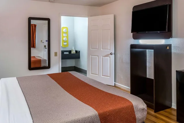 غرفة بسرير كينج للمدخنين، Motel6 Florence, KY - Cincinnati Airport 7/10