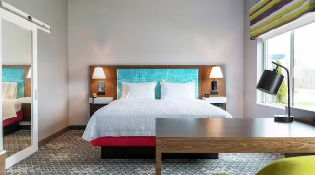 غرفة بسرير كينج مع أريكة، Hampton Inn & Suites Cheyenne, WY 1/1