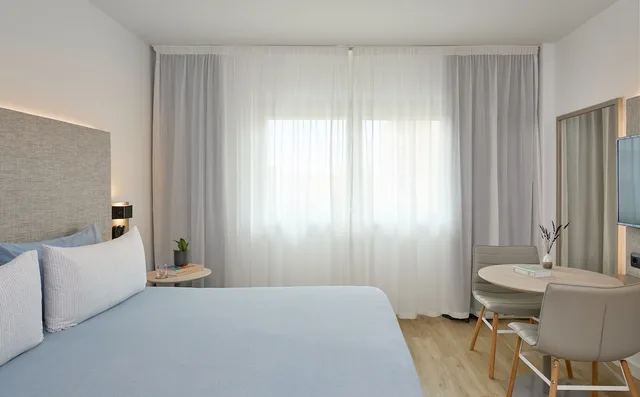 Town House, Double Bed, Balcony، Innside by Melia Barcelona Apolo 6/10