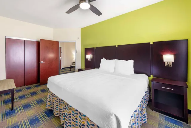 جناح بسرير كينج مع أريكة بمطبخ صغير، Best Western Plus Pratt 2/3