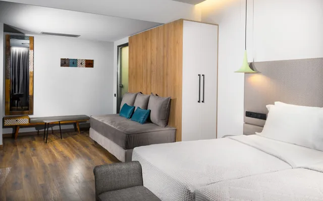 جناح جونيور بسرير كوين بشرفة، 360 Degrees Pop Art Hotel 3/8