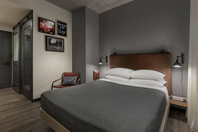 Backstage, Guest Room, Queen Bed، Moxy Boston Downtown 3/10