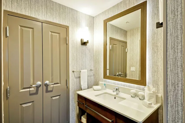 جناح بسريرين كوين بغرفة نوم واحدة مع أريكة، Homewood Suites By Hilton Cincinnati West Chester 4/6