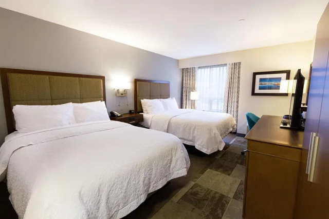 غرفة بسرير كينج وسريرين كوين بحوض استحمام، Hampton Inn By Hilton Vancouver Airport/Richmond 1/2
