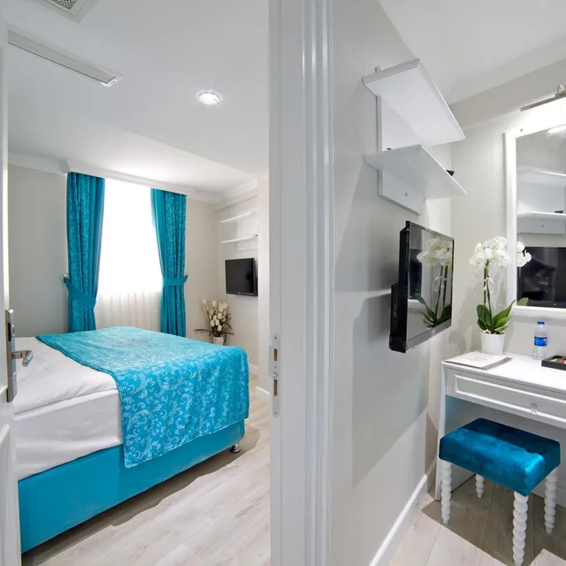 Connecting, Double Bed, Glamour Hotel 1/8