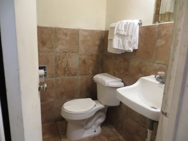 غرفة قياسية بسرير كوين، Travel Inn & Suites 4/4