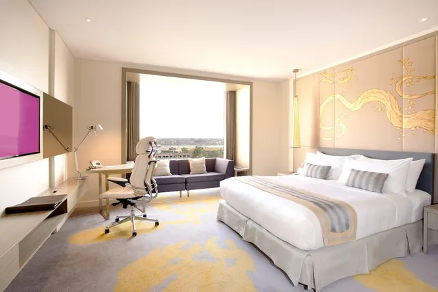 غرفة قياسية بسرير كينج بإطلالة على المسبح، Crowne Plaza Vientiane by IHG 1/6