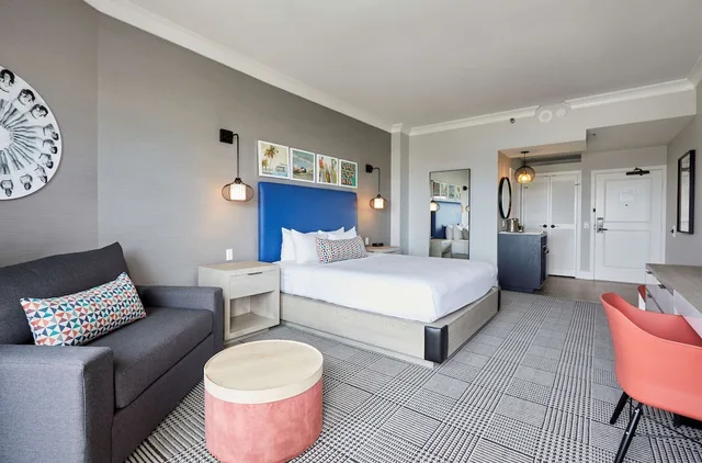 Tower, Huntington, King Bed, Resort View, Balcony، The Waterfront Beach Resort, a Hilton Hotel 1/5
