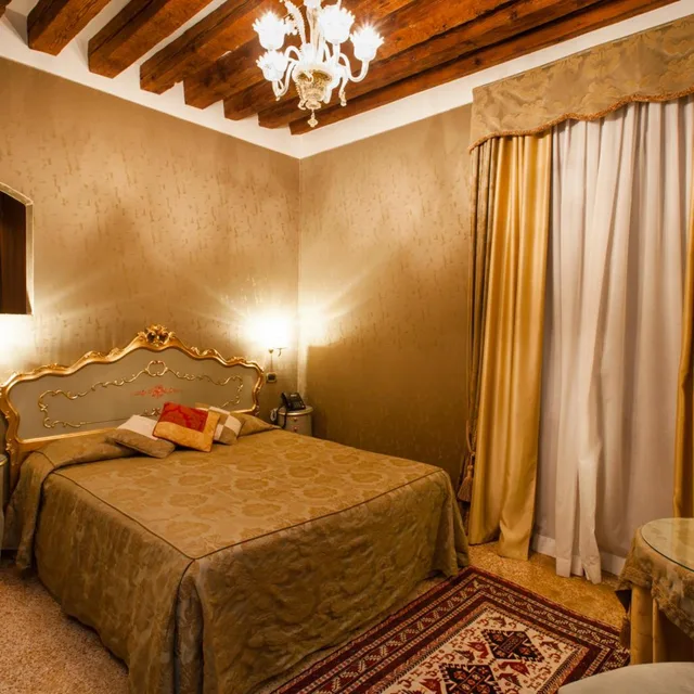 غرفة بسرير مزدوج أو سريرين منفصلين، Hotel Al Ponte Mocenigo 2/8