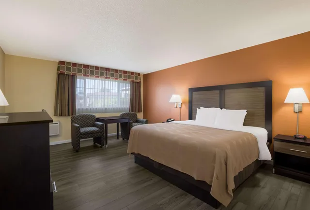غرفة بسرير مزدوج، Quality Inn and Suites Medford Airport 1/2