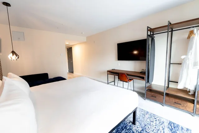 غرفة بريميوم بسرير كينج، The Maj Hotel 1/6