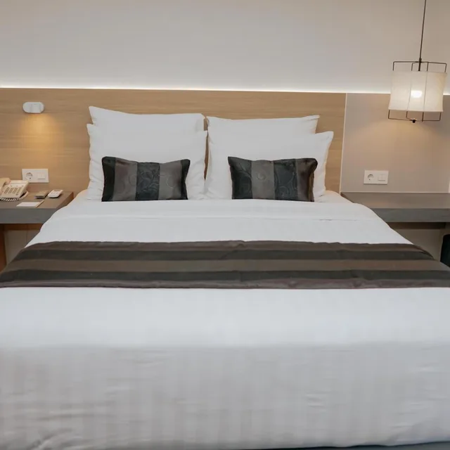 غرفة ديلوكس بسرير مزدوج بشرفة، Grand Dafam Braga Bandung 5/7