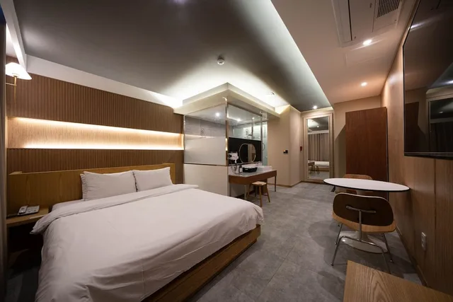 Deluxe, Queen Bed, Brown-Dot Hotel Daegu Hyukshin Doshi 4/8