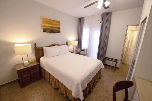 غرفة بسرير كوين بشرفة، The Lazy Parrot Inn Amp Mini Resort 4/7