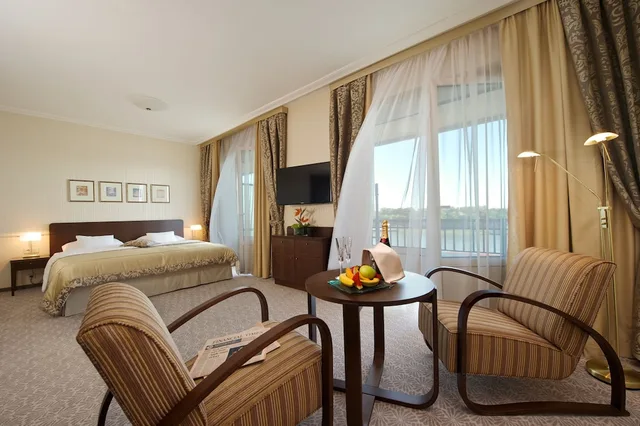 غرفة تنفيذية بسرير كينج بشرفة، Devin Hotel 4/7