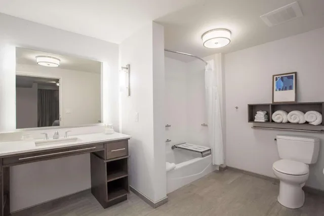 جناح بسريرين كوين بشرفة بغرفة نوم واحدة مع أريكة لذوي الإعاقة، Homewood Suites By Hilton Saratoga Springs 2/2