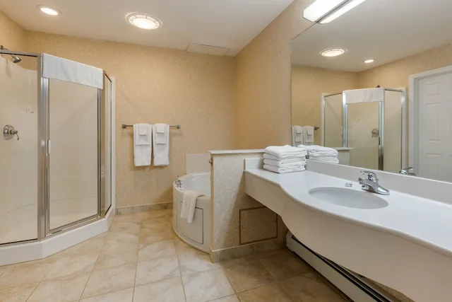 1 Bedroom, Suite, King Bed, Hot Tub, Ogunquit Hotel 8/10