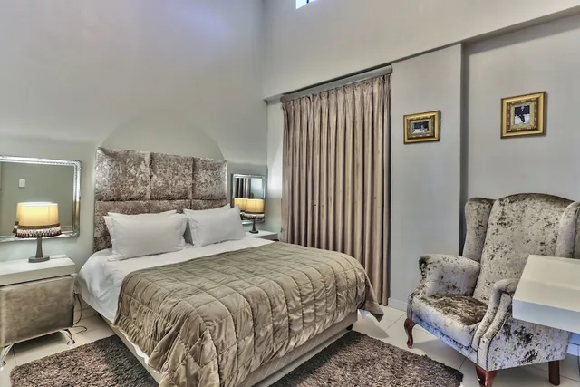 3 Bedrooms, Luxury, Apartment, King Bed, 1 Queen and 1 Single Bed, Courtyard View, 2 Bathrooms، Heritage Square Apartments 2/4