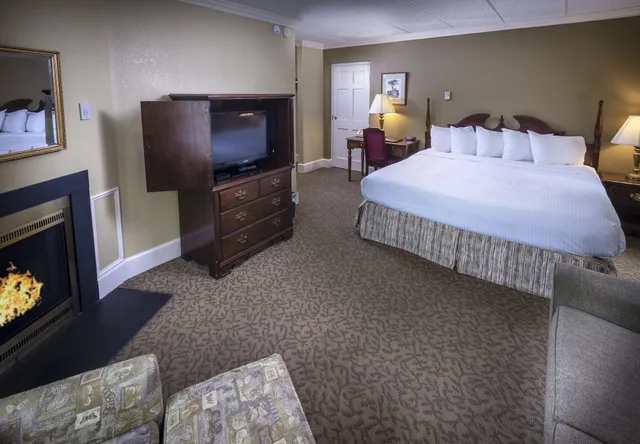 Fireside, Suite, King Bed, Sofa, Jetted Tub، Brandywine River Hotel 7/10