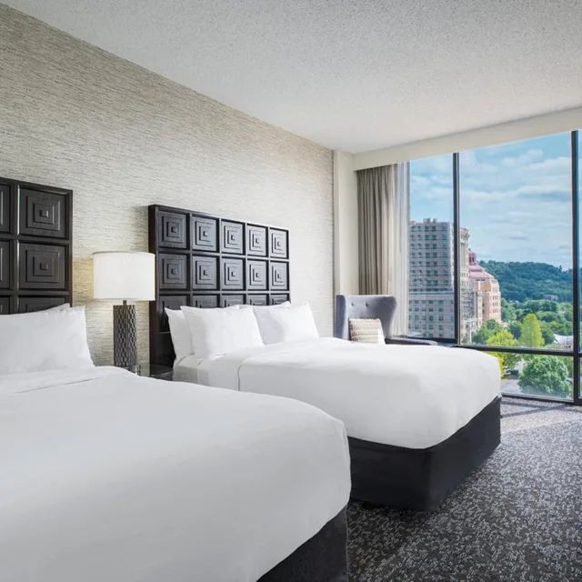 جناح بسريرين كوين بغرفة نوم واحدة في طابق مرتفع، Renaissance Asheville Downtown Hotel 4/5