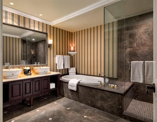 1 Bedroom, Ocean, Suite, King Bed, Resident View, Sofa، Oak Bay Beach Hotel 3/4