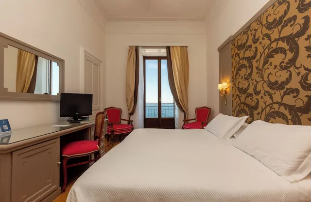 غرفة ديلوكس بسرير كينج بإطلالة على البحر، Grand Hotel Europa Palace 1/8