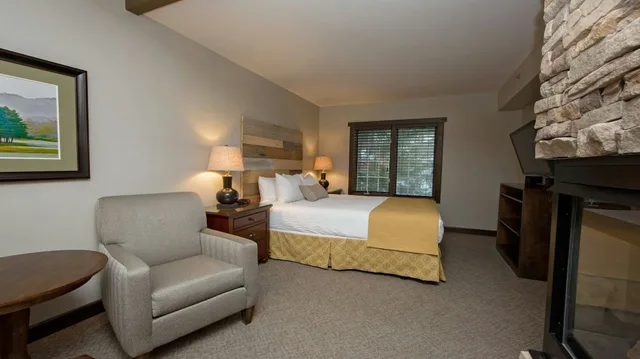 Studio, Queen Bed, Corduroy Inn and Lodge, Trademark Collection by Wyndham 2/4