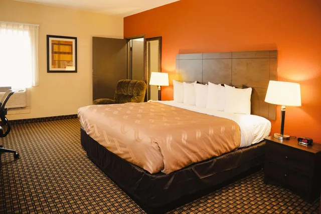 جناح بسرير كينج بمنطقة جلوس، Quality Inn and Suites Ames Conference Center Near ISU Campus 2/10