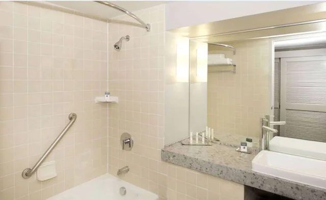 غرفة بسرير مزدوج بإطلالة على المسبح، Doubletree By Hilton Bloomington Minneapolis South 2/2