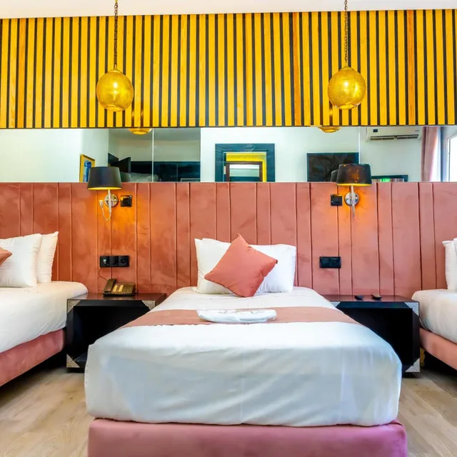 غرفة ثلاثية، Hotel Les Ambassadeurs 2/10