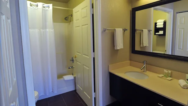 جناح بسرير كوين بغرفة نوم واحدة بمطبخ، Staybridge Suites Chicago Oakbrook Terrace 7/9