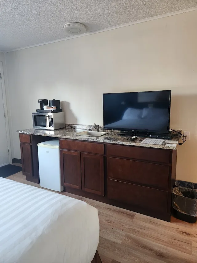 Drive Up, Queen Bed, Kitchenette، Travelodge by Wyndham Amherst 8/10