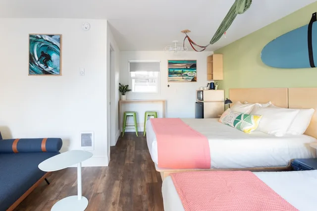 غرفة بسريرين كوين مع أريكة، LOGE Westport 1/2