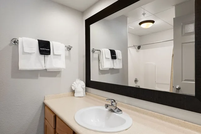 شقة سكنية فاخرة بسرير كينج وسريرين كوين بغرفتي نوم بجاكوزي بمطبخ، Still Waters Resort 7/10