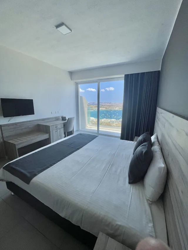 غرفة بسريرين منفصلين بإطلالة على البحر بشرفة، Hotel VIU57 1/2