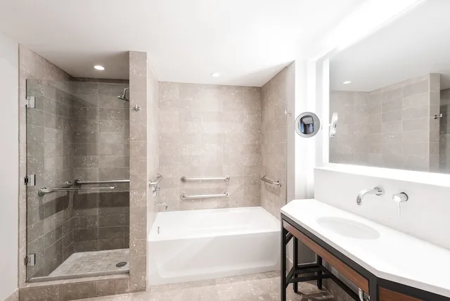 غرفة بسرير كينج مع أريكة لذوي الإعاقة، The Heathman Hotel 1/1