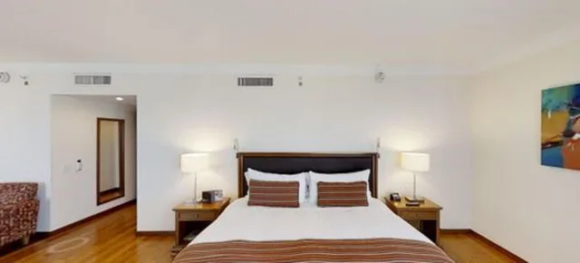 جناح جونيور بسرير كوين بمنطقة جلوس، InterContinental Cali 1/7
